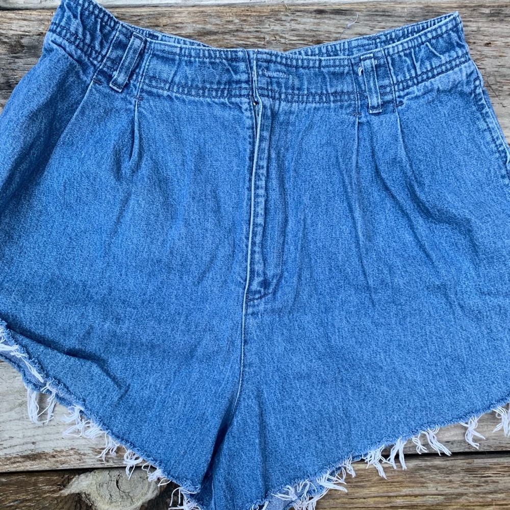 HIGH WAISTED PLEATED CUT OFF JEAN SHORTS